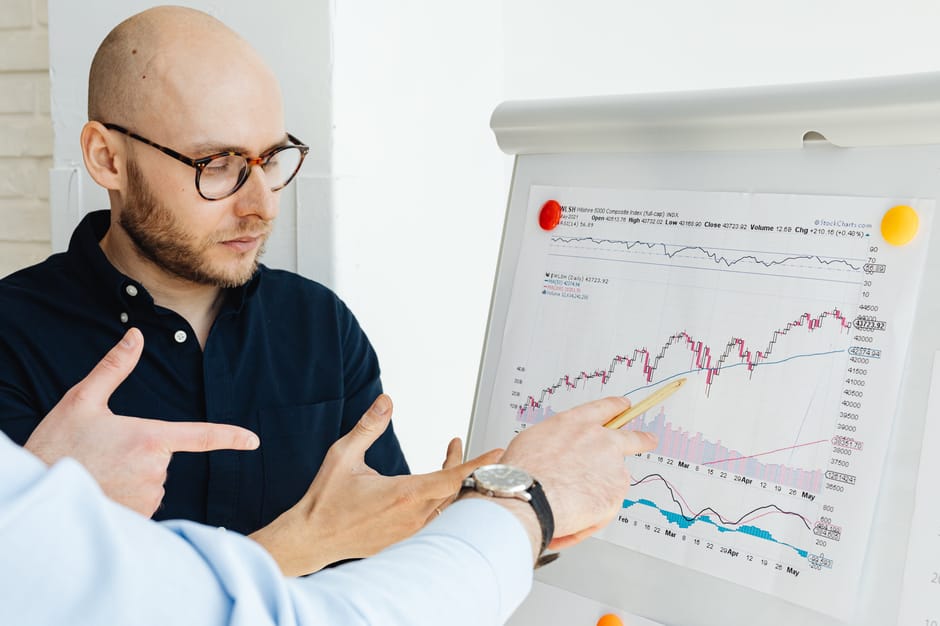 Finanzteam bei der Zusammenarbeit mit Datenanalyse